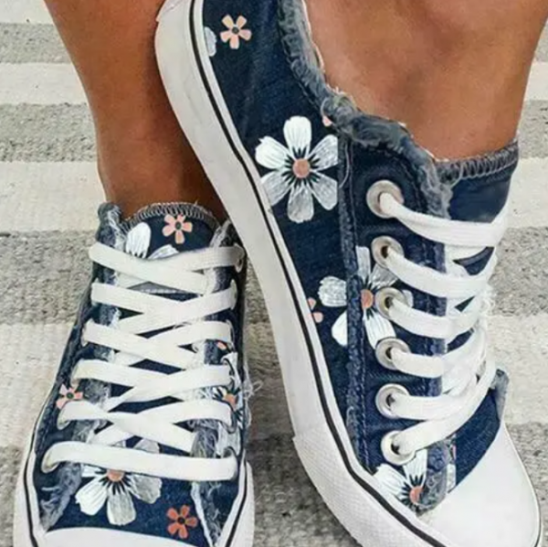 Sepatu platform berbahan denim dengan aksen bordir